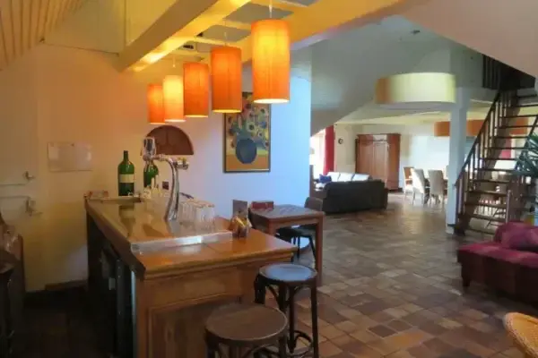 Markestee bar en woonkamer